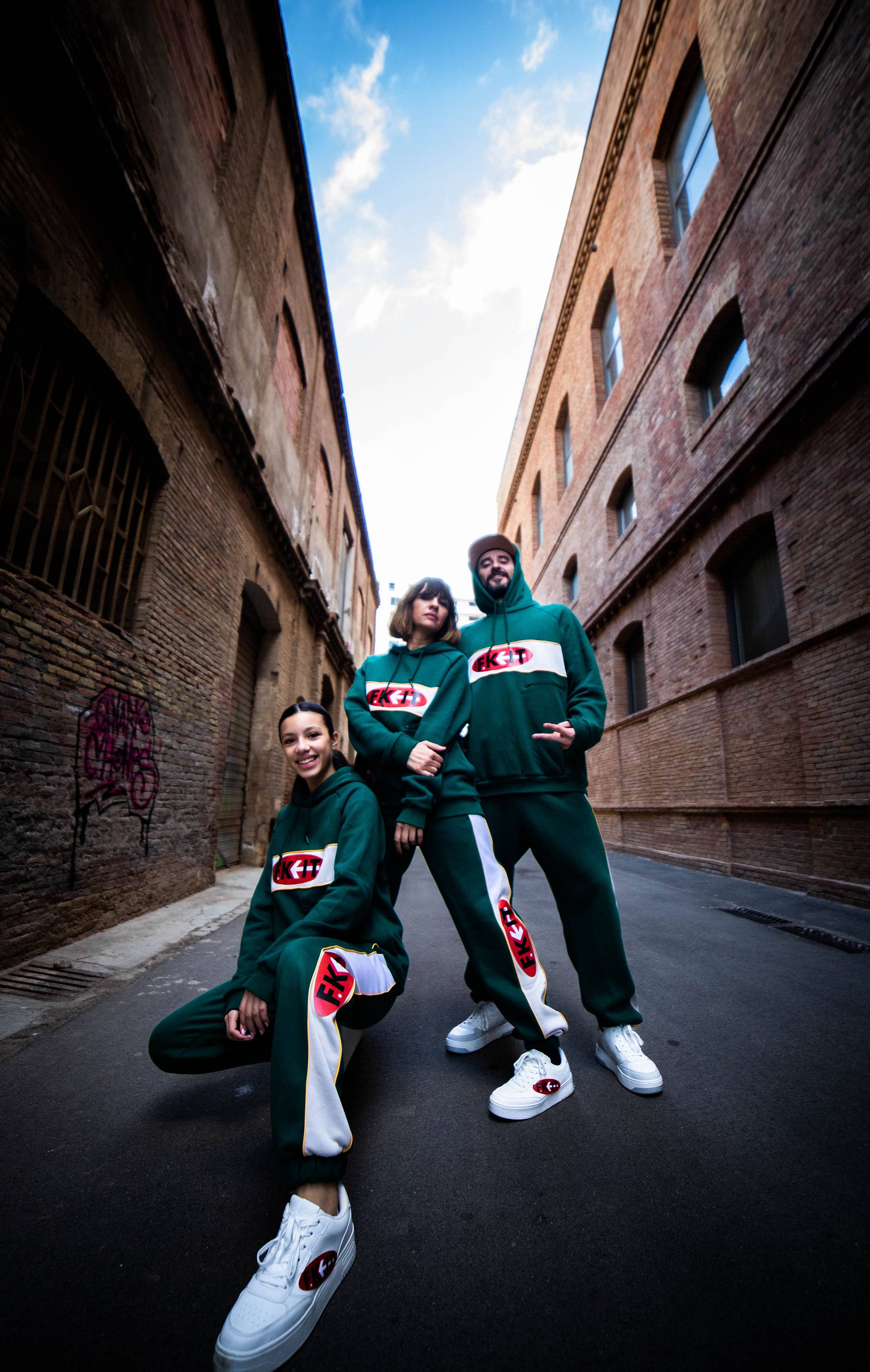 FAKE IT / Família - promo 1